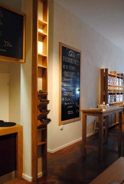 Kaffeer&ouml;sterei: Innenraumansicht mit Regalen