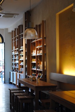 Kaffeer&ouml;sterei: Innenraumansicht mit Regalen