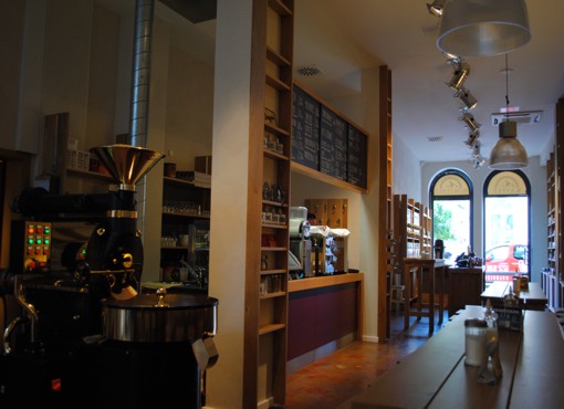 Kaffeer&ouml;sterei: Innenraumansicht mit Tresengestaltung