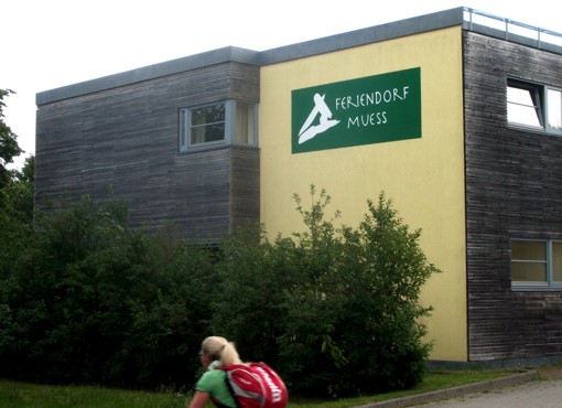 Fassadenmalerei: Logo an Au&szlig;enwand