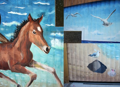 Fassadenmalerei: Pferde am Strand, am Garagentor
