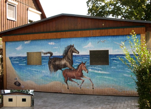 Fassadenmalerei: Pferde am Strand, am Garagentor