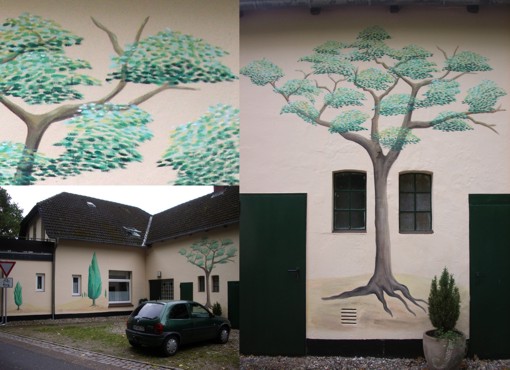 Fassadenmalerei: Pinie und Zypressen, Ferienwohnung