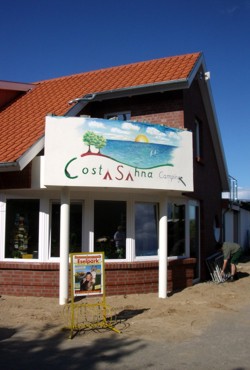 Fassadenmalerei: Sonne und Meer, Costa Sahna Camping