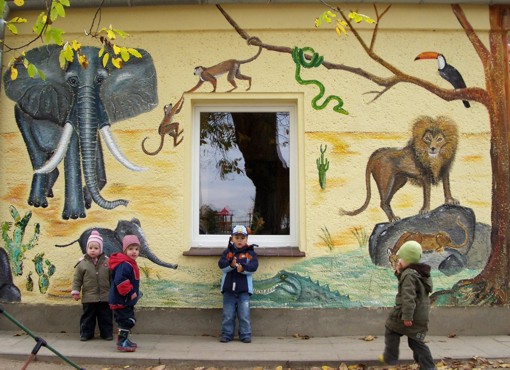 Fassadenmalerei: Afrika mit Elefant und L&ouml;we, Kita Bussib&auml;r