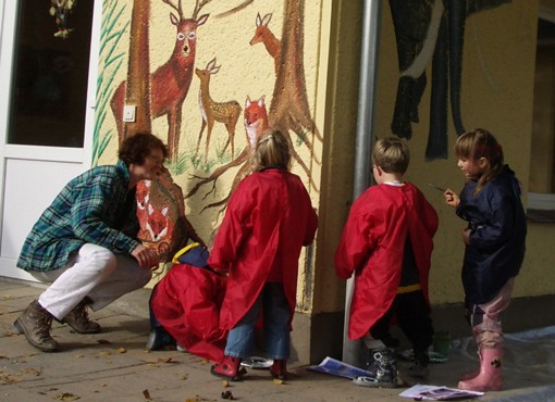 Fassadenmalerei: Tiere Europas mit malenden Kindern