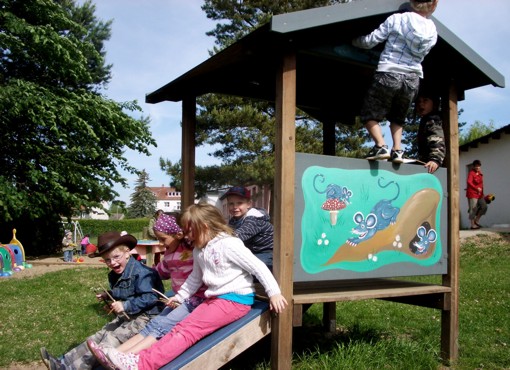 Malerei: Garten-Holzspielhaus