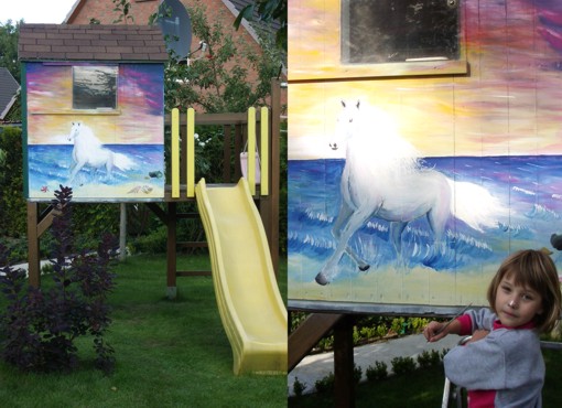 Fassadenmalerei: Weißes Pferd am Meer, am Kinder-Holzhaus im Garten