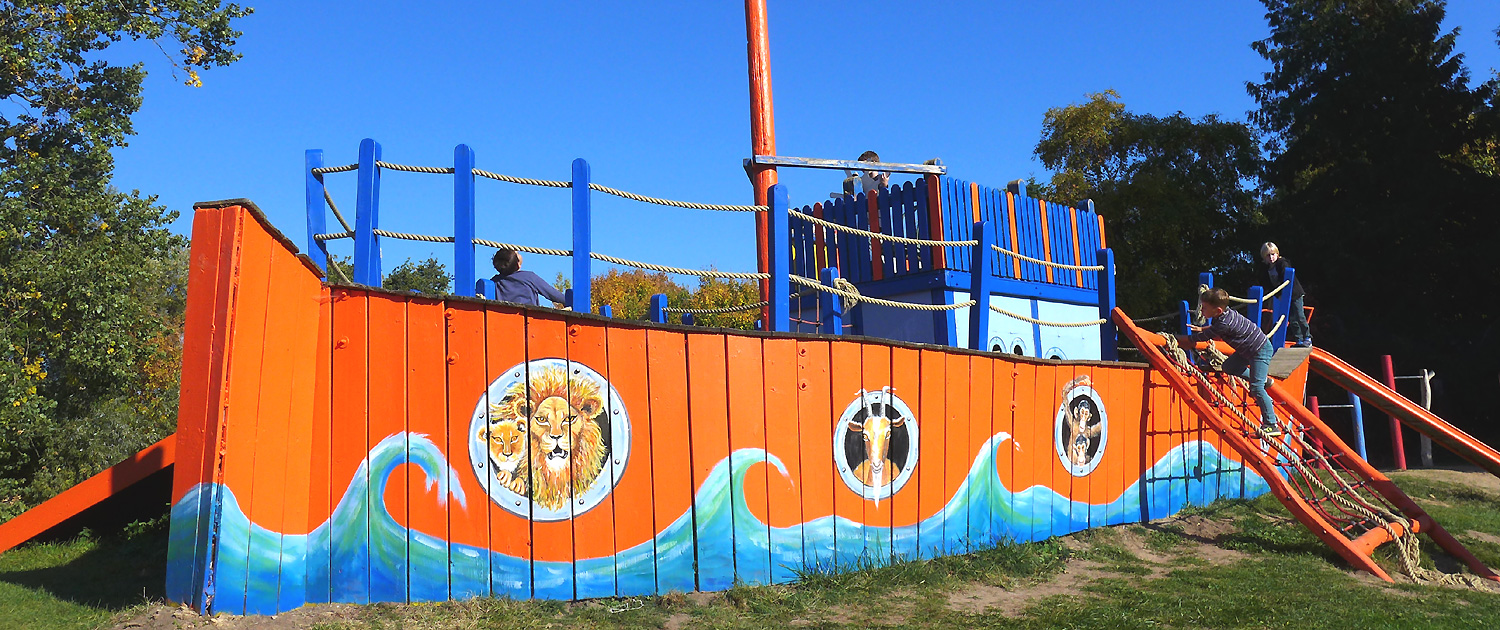 Anne Kraatz - Lebendige Gestaltung - Bei der Arbeit Wandmalerei Arche-Noah-Tierpark