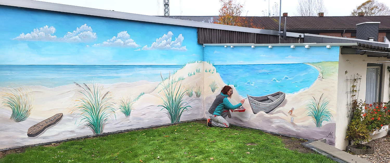 Anne Kraatz - Lebendige Gestaltung - Bei der Arbeit Wandmalerei Fassadenmalerei-Ferienwohnung 01