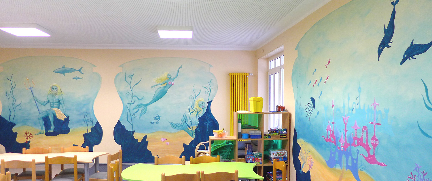 Anne Kraatz - Lebendige Gestaltung - Bei der Arbeit Wandmalerei-Kinderklinik-Atlantis