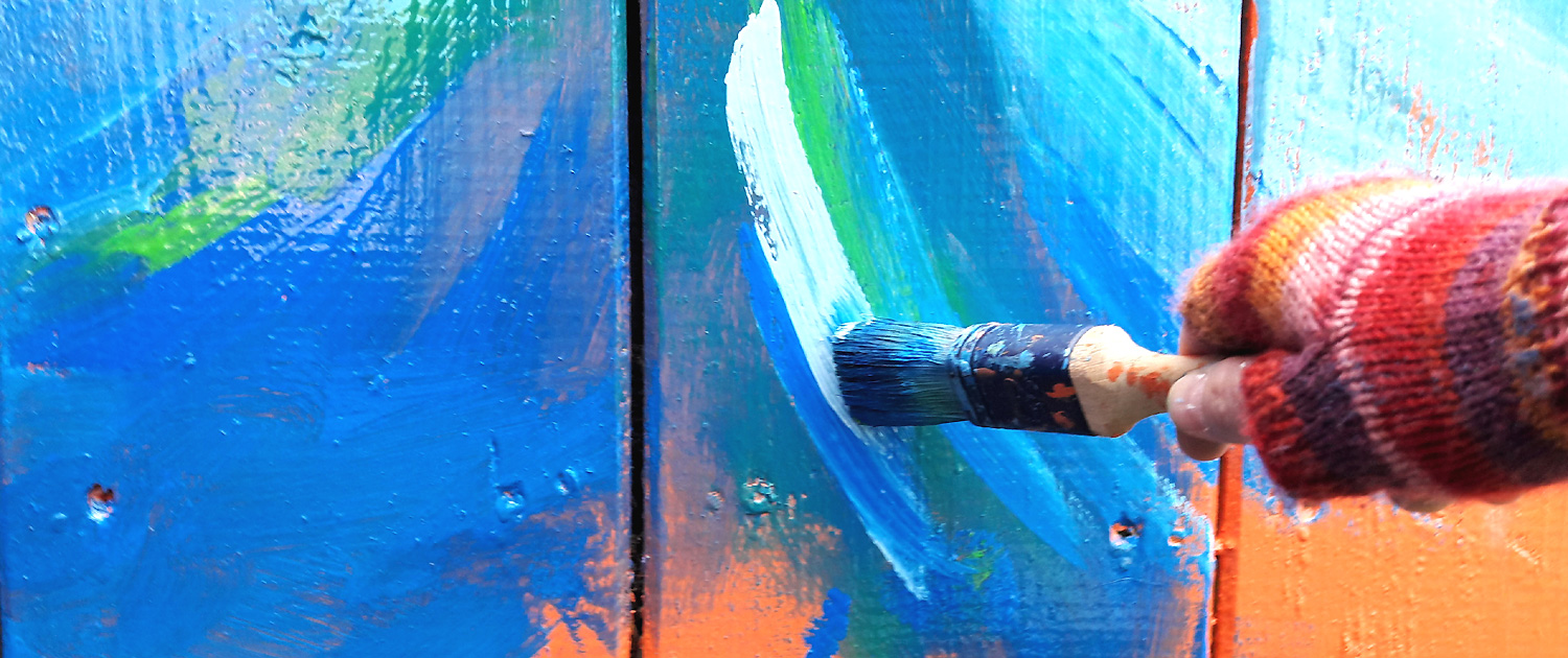 Anne Kraatz - Lebendige Gestaltung - Bei der Arbeit Wandmalerei Pinselstrich